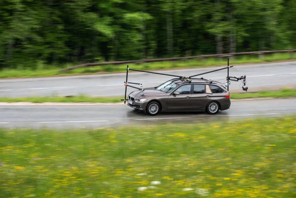 Voiture travelling pour réalisation de plans de roulage dynamiques sur routes et circuits.