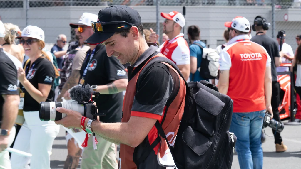 Cédric lors du tournage 24h du Mans 2026 pour la marque Motul.