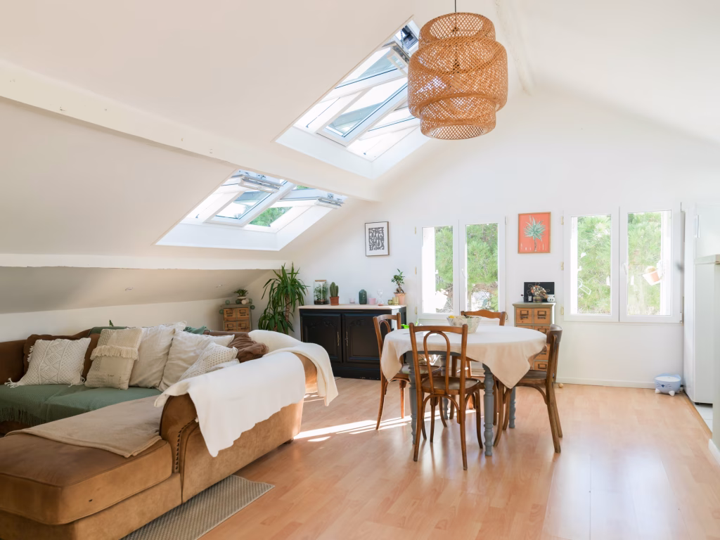 Salon de Margot après l'installation des verrières VELUX