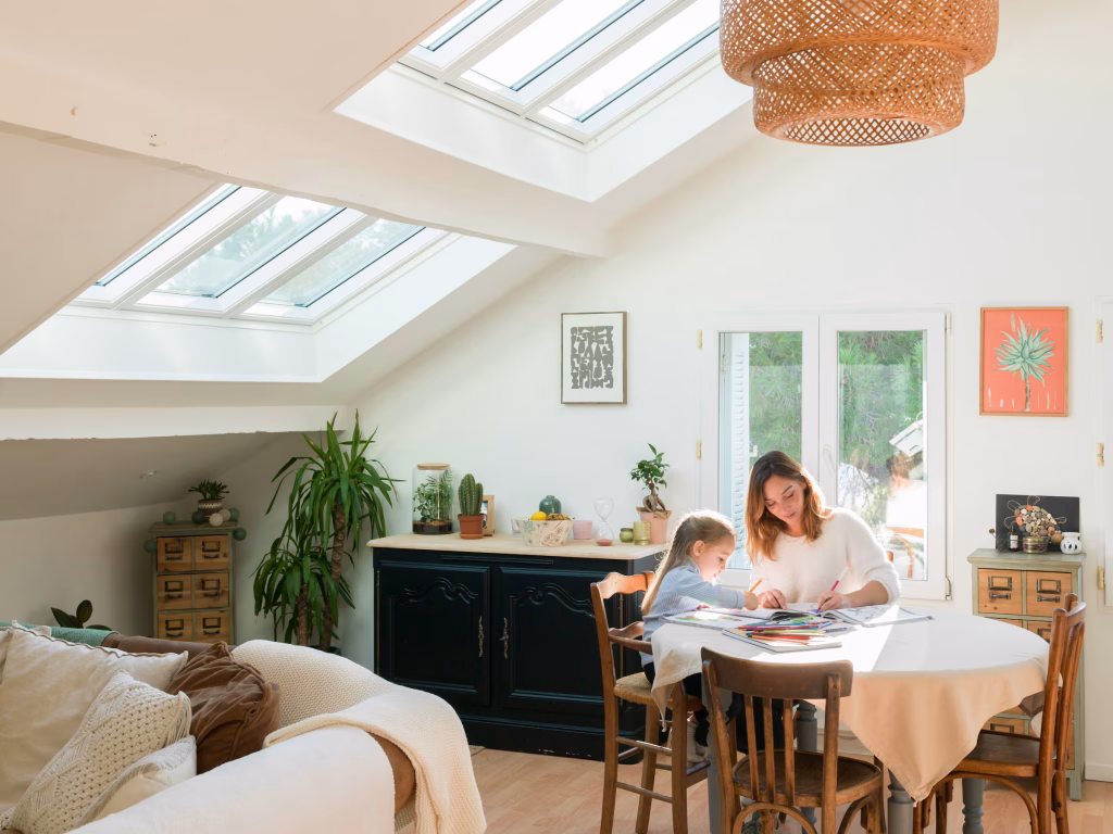 Margot et sa fille profitent de leurs verrières triples de la marque VELUX