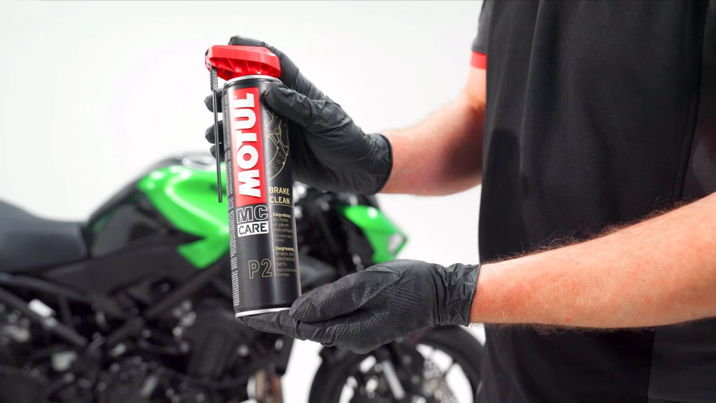 Gros plan sur le produit Motul Brake Clean lors du tournage d'une série de vidéos tutorielles en studio