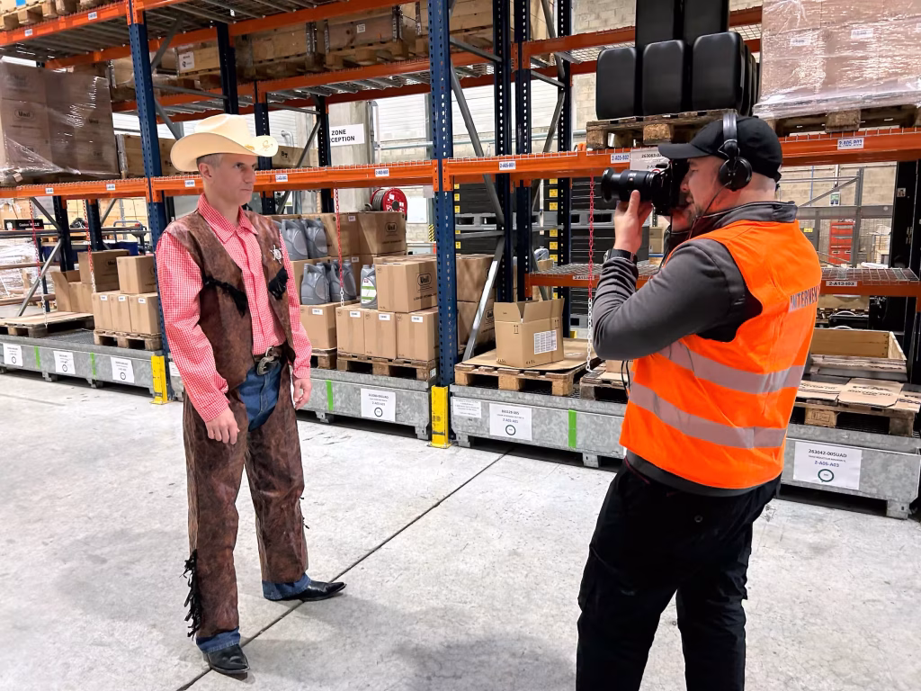 Brice Faldi et Thomas Lapen lors du tournage de vidéos décalées et drôles pour Toyota Material Handling.