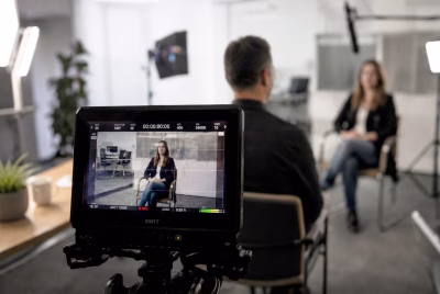 Back stage d'un tournage vidéo d'une interview corporate au sein des bureaux d'une entreprise